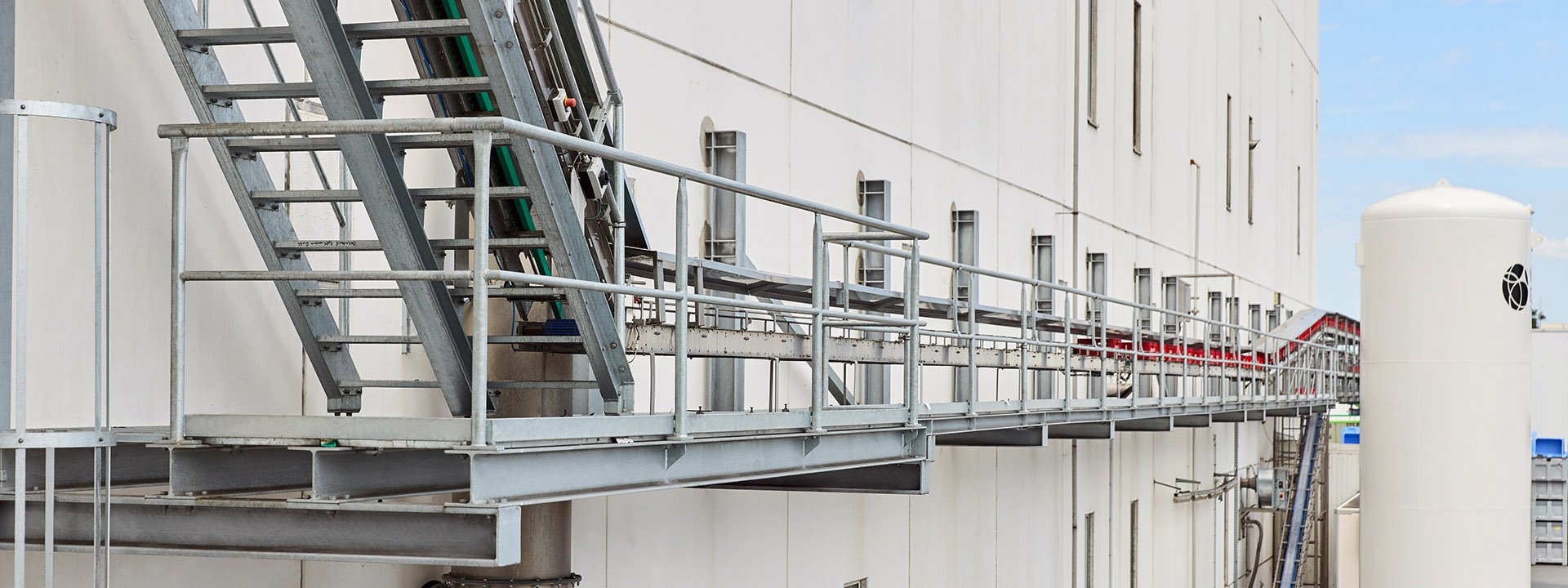 Stahlkonstruktion mit Laufsteg, Gel&auml;nder und Industrieanlage von Bernhard B&ouml;ckmann Metallbau in G&uuml;tersloh
