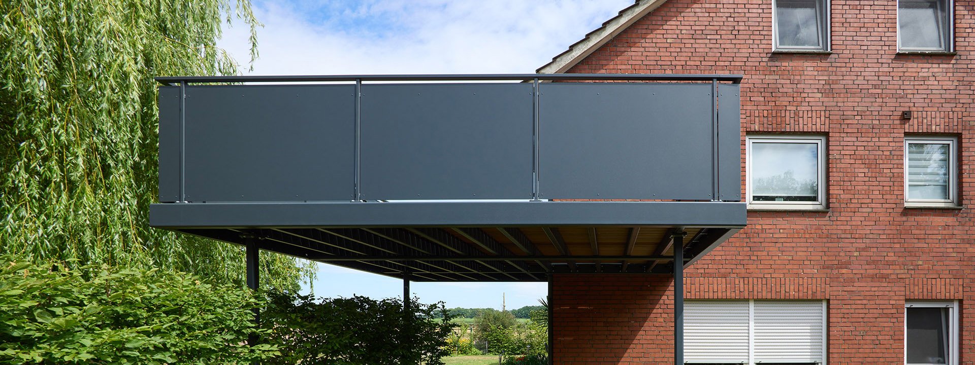 Moderner Stahlbalkon mit Gel&auml;nder an Wohnhaus als individuelle Metallbau-L&ouml;sung