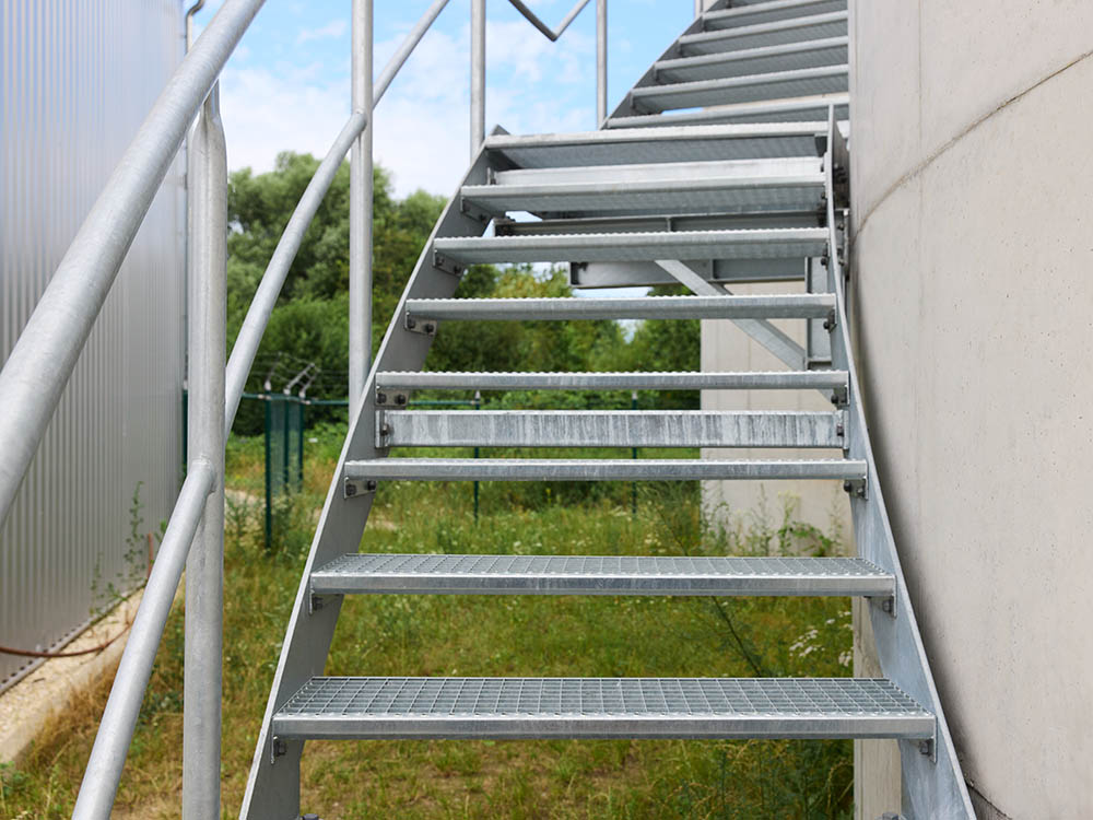 Außentreppe aus Stahl im Industriebereich Verzinkte Außentreppe aus Stahl an Industriegebäude als Beispiel für Metallbau und Stahlbau