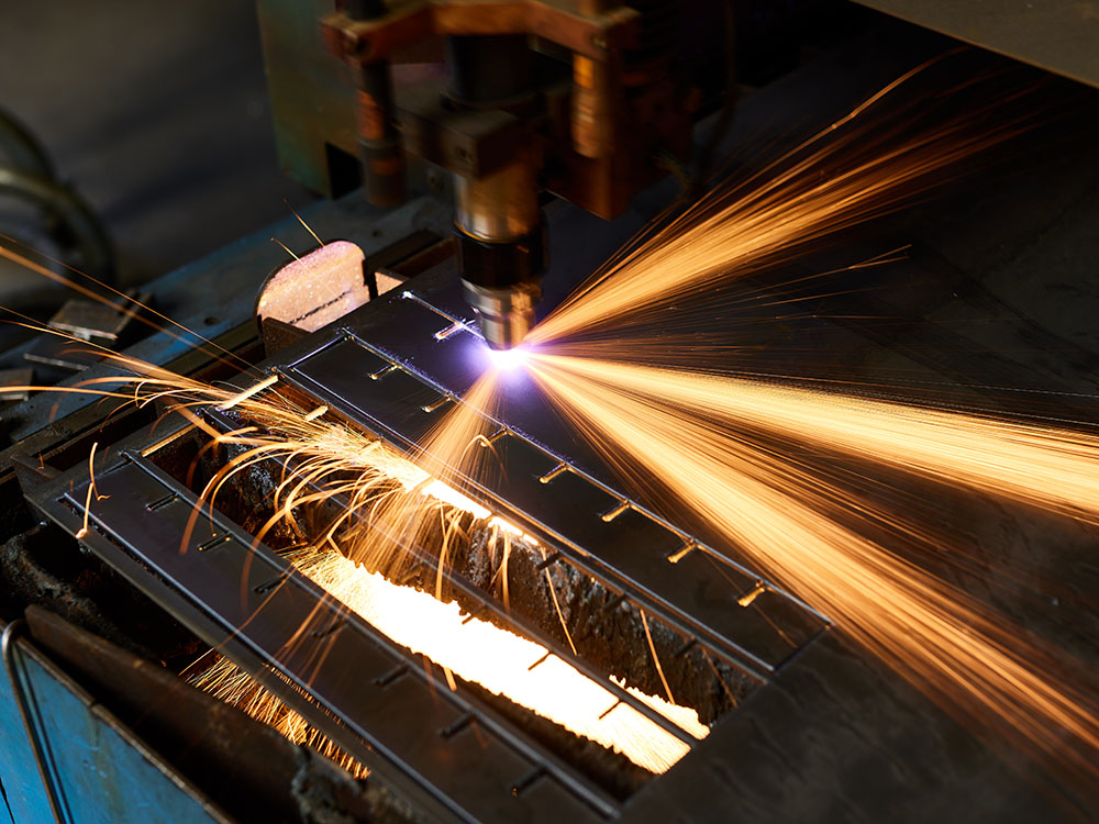 CNC-Brennen und Metallbearbeitung im Stahlbau Funkenflug bei CNC-Metallbearbeitung und Stahlverarbeitung in der Schlosserei und im Metallbau